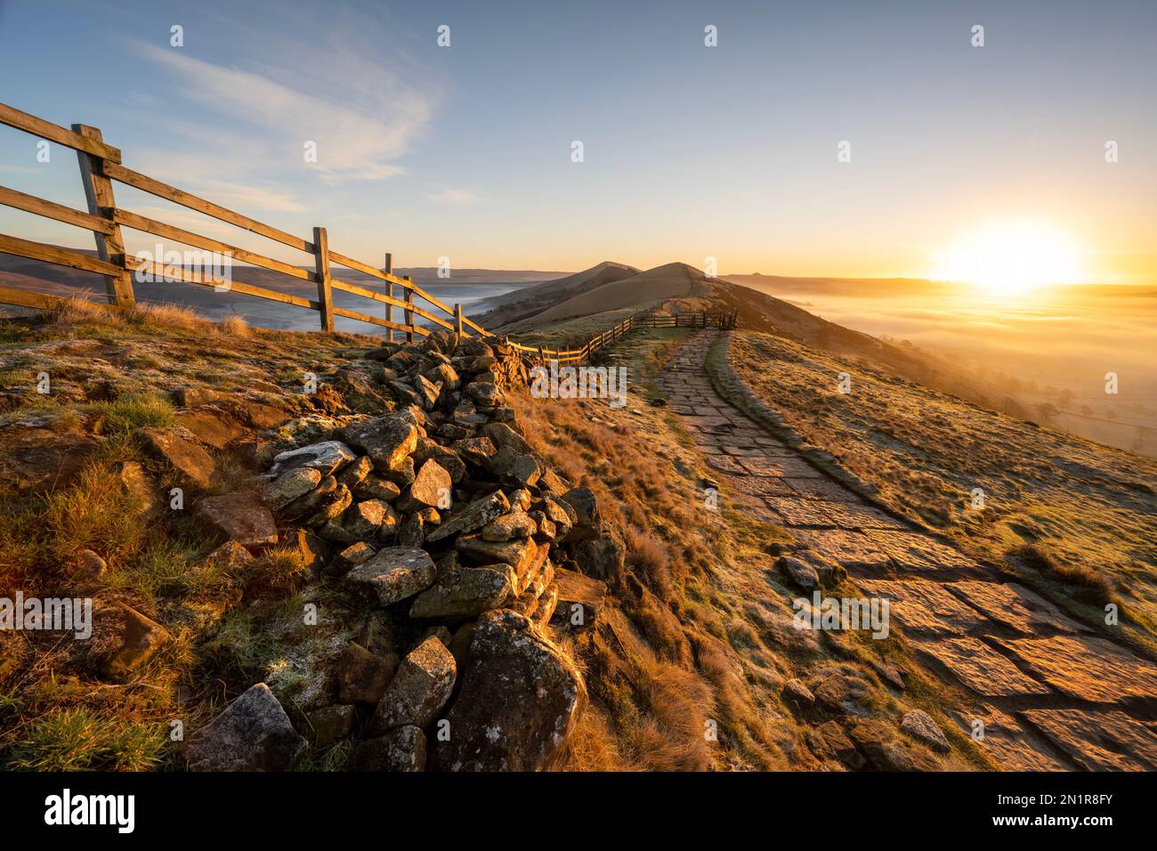 Lever de soleil incroyable à Mam Tor regardant vers la Great Ridge, le Peak District, Derbyshire Banque D'Images