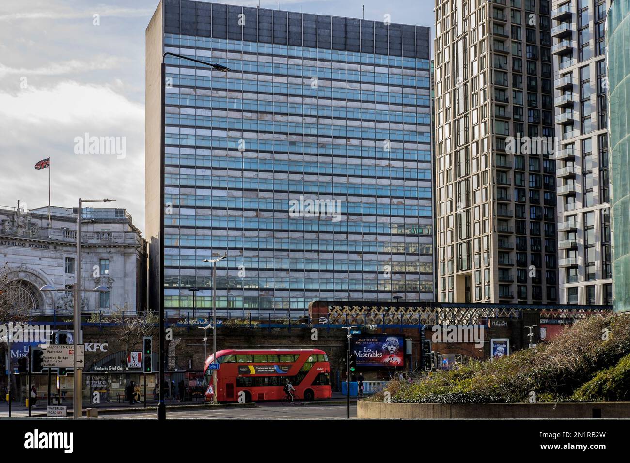 La tour immeuble un immeuble de bureaux de 1960s à côté de la station Waterloo, dont la démolition et le réaménagement du site sont prévus. Londres. ROYAUME-UNI Banque D'Images