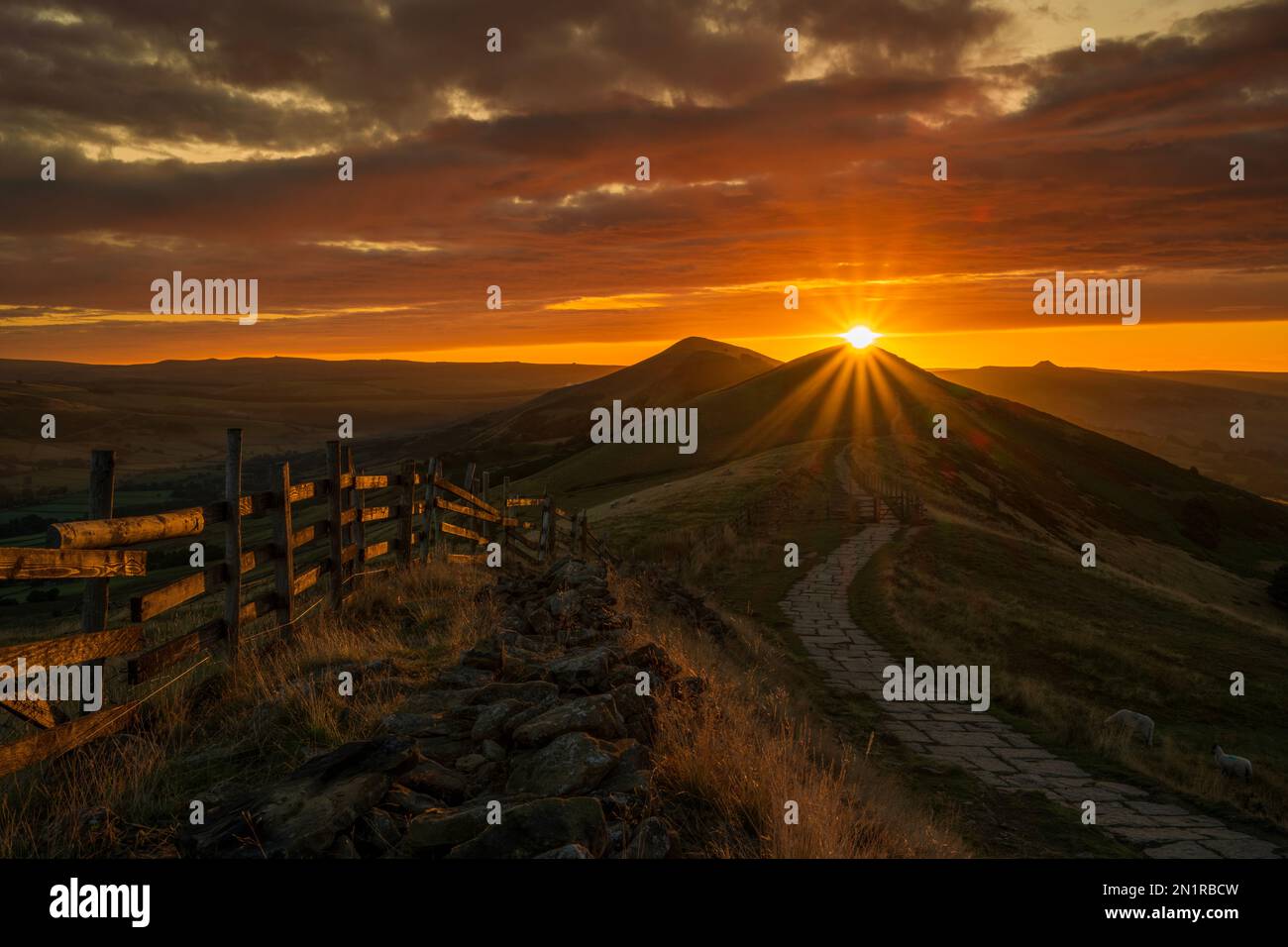 Lever du soleil au-dessus de Losehill sur la Great Ridge, le Peak District, Derbyshire Banque D'Images