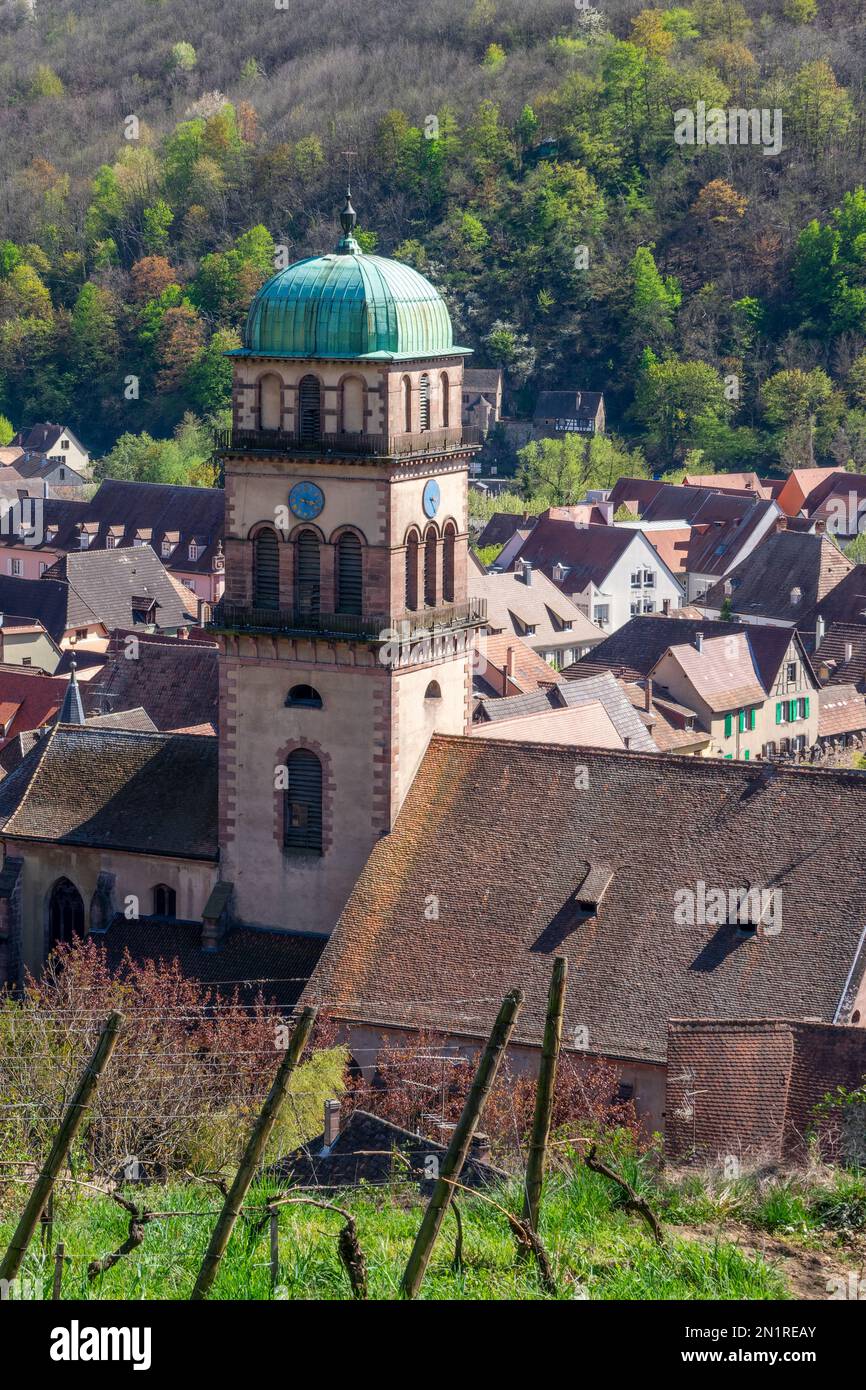 Vue sur le village touristique de Kaysersberg sur la route des vins en Alsace Banque D'Images