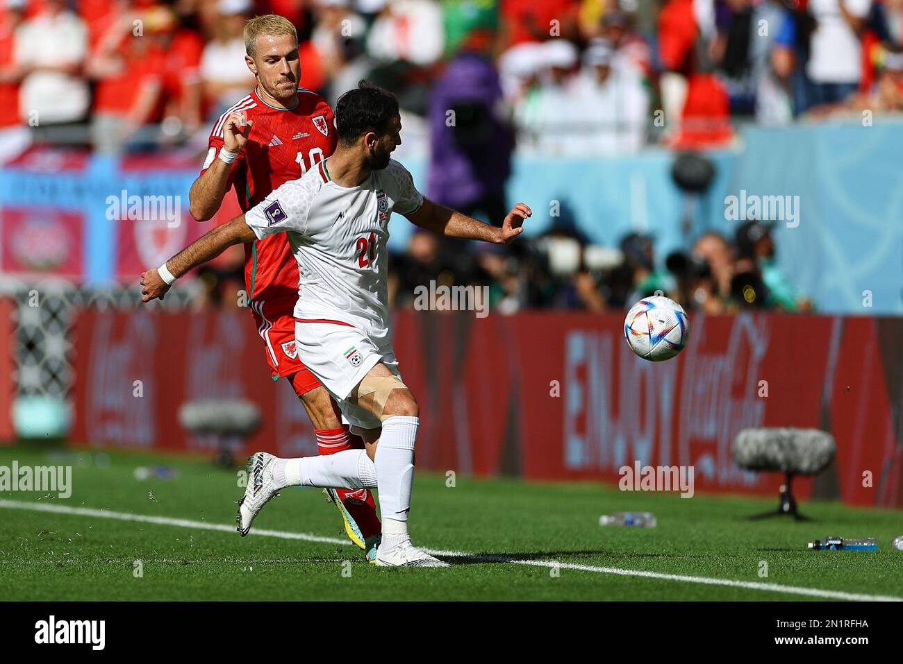 DOHA, QATAR - NOVEMBRE 25 : Aaron Ramsey, Ahmad Noorollahi lors de la coupe du monde de la FIFA, Qatar 2022, match du groupe B entre le pays de Galles et l'Iran au stade Ahmad Bin Ali sur 25 novembre 2022 à Doha, Qatar. (Photo par MB Media) Banque D'Images