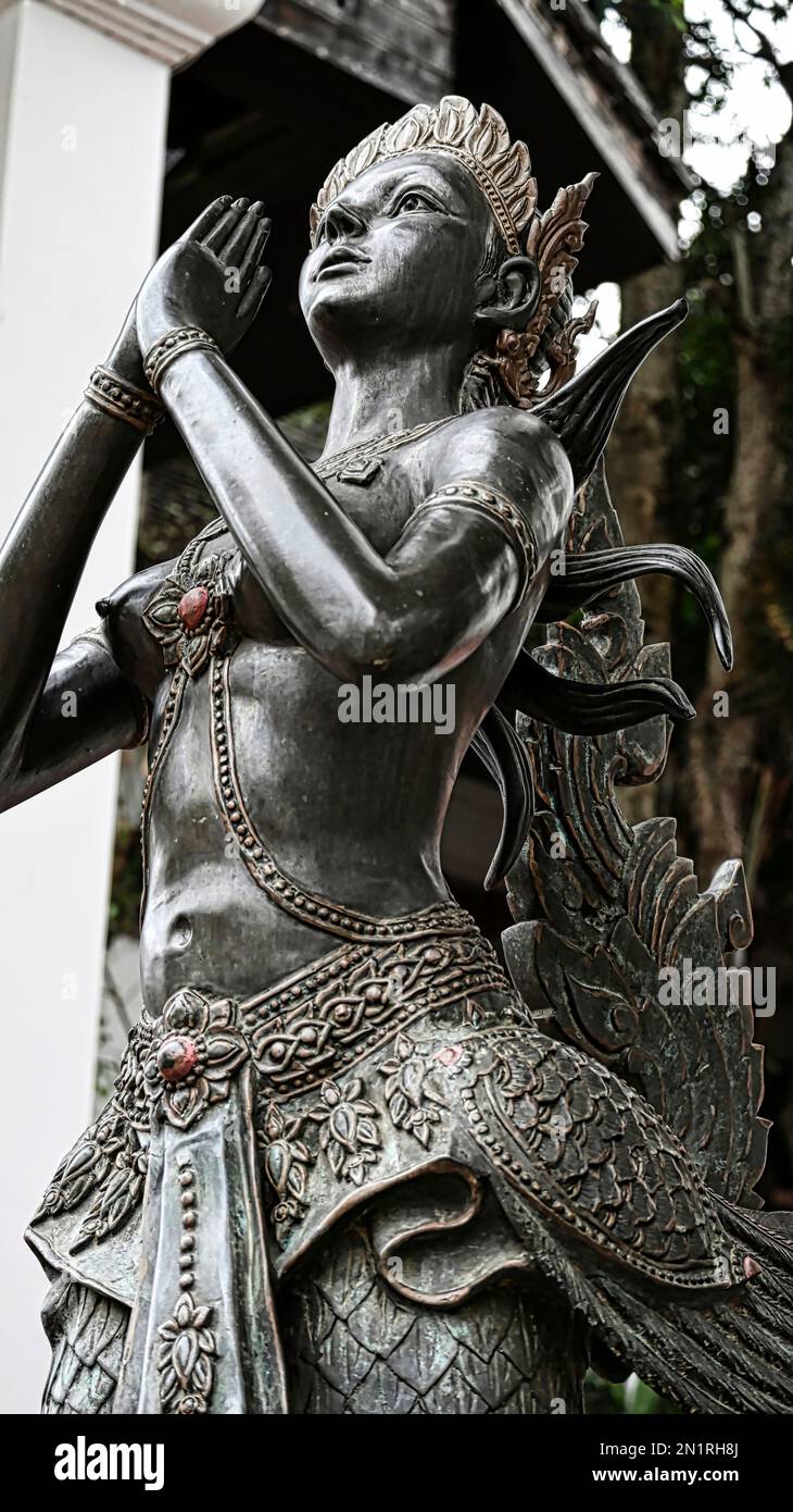 La vue verticale d'une statue du personnage de la mythologie bouddhiste Kinnaree Banque D'Images