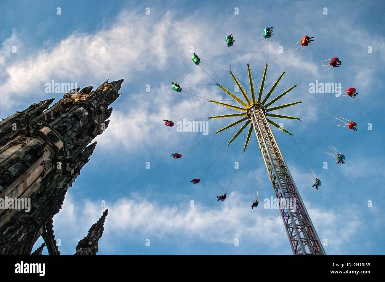 Monument Scott, monument et bâtiment historique Édimbourg, East Princes Street Gardens, Édimbourg EH2 2EJ. Adj est temporaire Xmas Markets tour swing, Banque D'Images