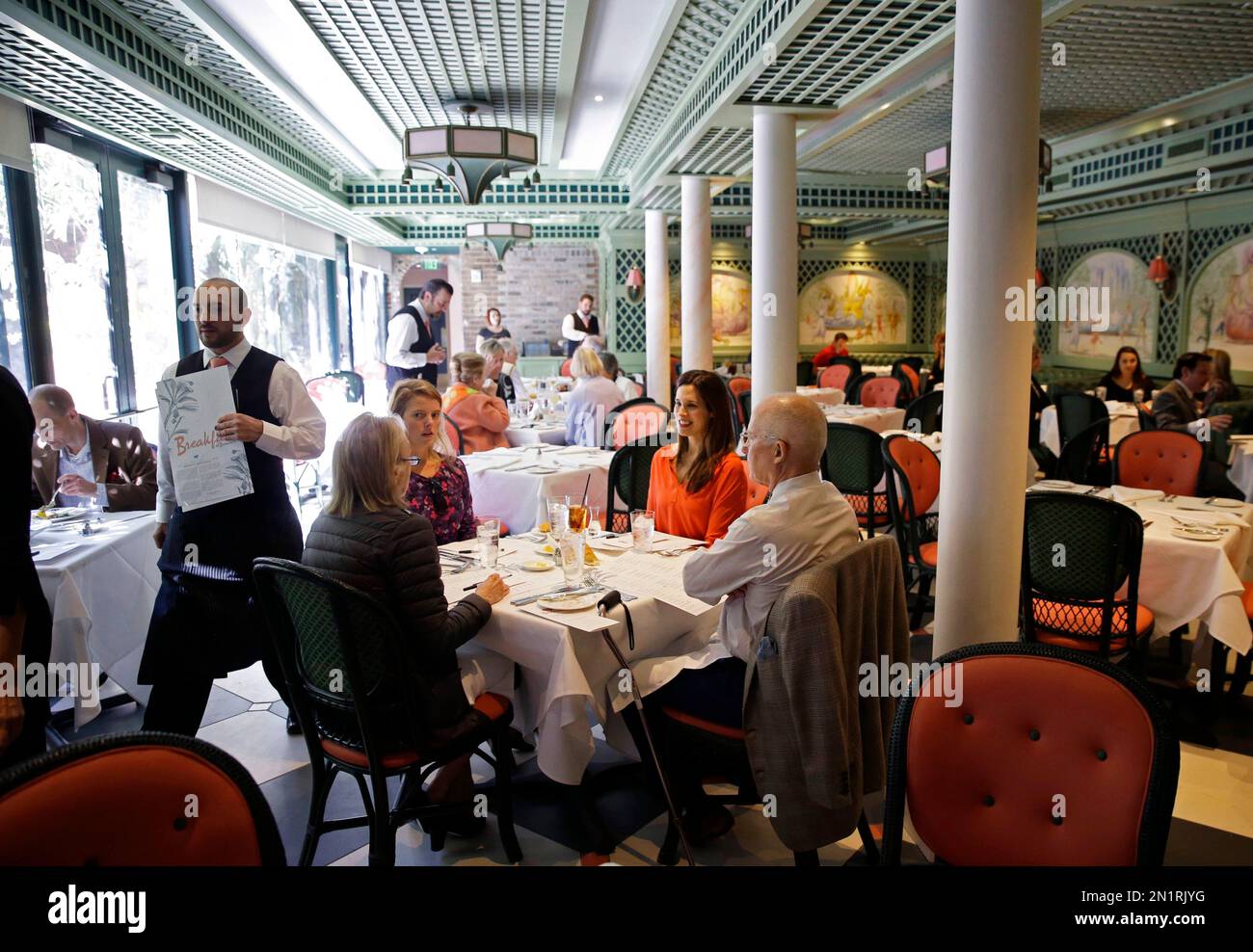 FILE - In this Nov. 21, 2014 file photo, guests sit for a tasting in the main dining room of Brennan's Restaurant, a historic restaurant in the French Quarter in New Orleans. New Orleans’ tourism industry has rebuilt, rebounded and modernized in the 10 years since Katrina, and its restaurant scene has boomed. (AP Photo/Gerald Herbert, File) Banque D'Images