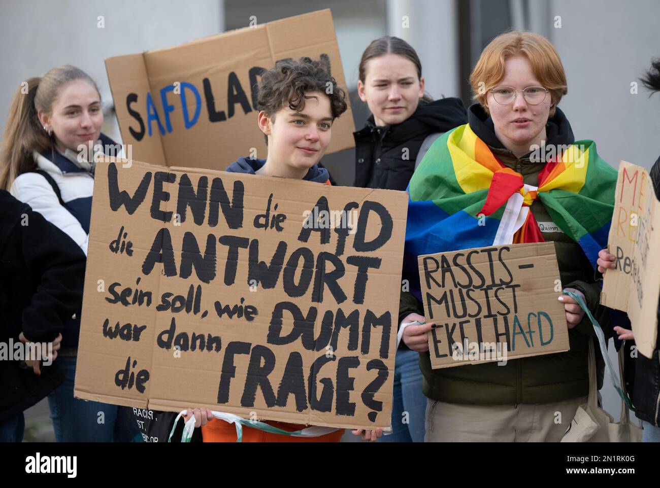 06 février 2023, Hesse, Königstein im Taunus: Avec des pancartes, des centaines de participants à une manifestation contre un événement simultané de l'AfD, qui célèbre son anniversaire de parti sous la devise '10 ans alternative pour l'Allemagne'. Photo : Boris Roessler/dpa Banque D'Images