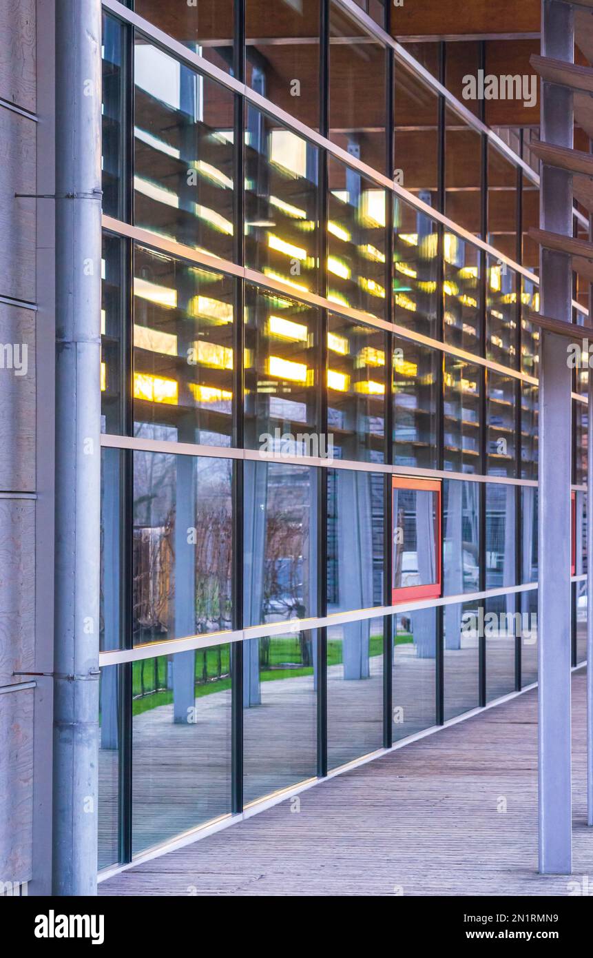 Réflexions et coucher de soleil ambiance dans la façade en verre d'un édifice moderne, marché de Wackerbarth Manor et vinothèque, Radebeul, Saxe, Allemagne. Banque D'Images
