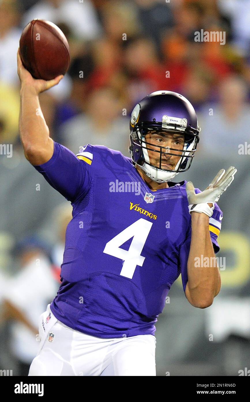 Minnesota Vikings quarterback Mike Kafka (4) throws a pass during the first half of an NFL preseason football game against the Pittsburgh Steelers in Canton, Ohio, Sunday, Aug. 9, 2015. (AP Photo/Don Wright) Banque D'Images