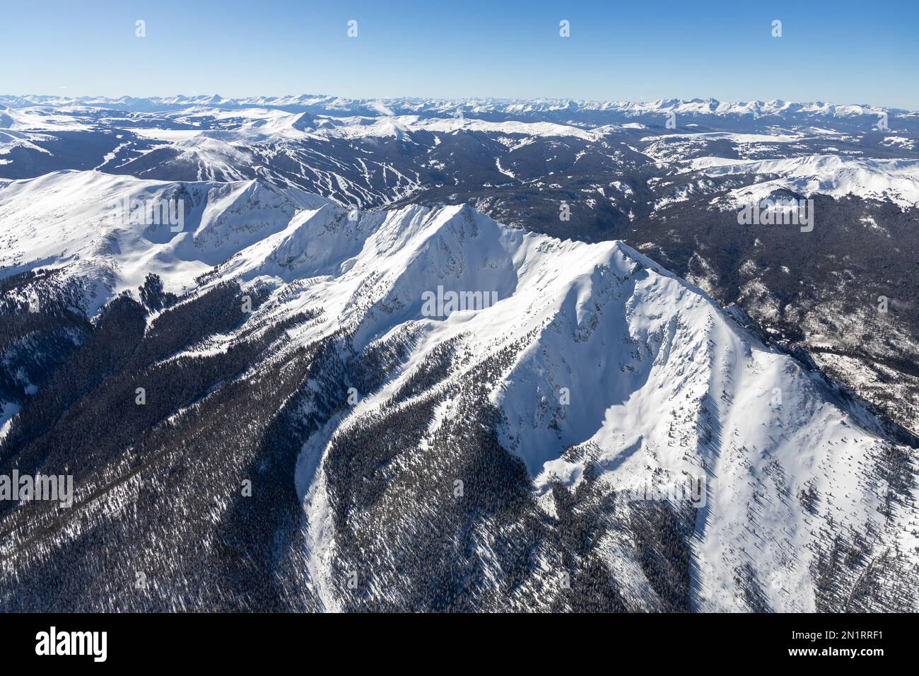 Vue aérienne de la neige a couvert Ten Mile Peak près de Frisco, Colorado pendant l'hiver Banque D'Images