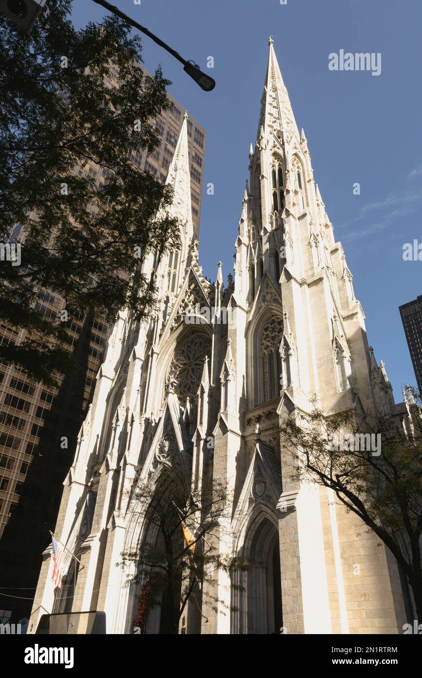 Vue à angle bas de la rue antique Cathédrale de Patrick dans la rue de New York, image de stock Banque D'Images