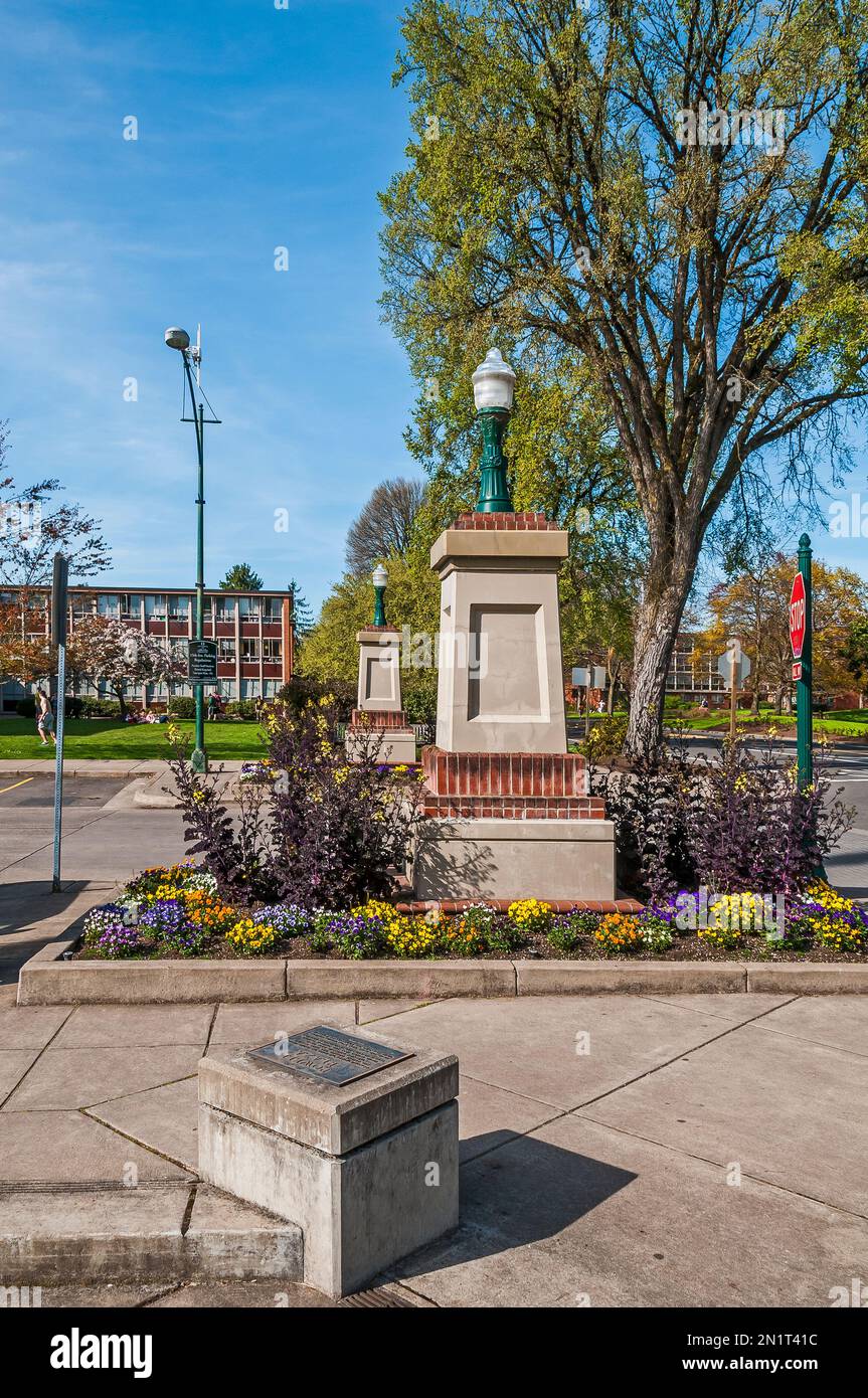 Powell Plaza et plaque commémorative à l'Université de l'Oregon à Eugene, Oregon. Banque D'Images