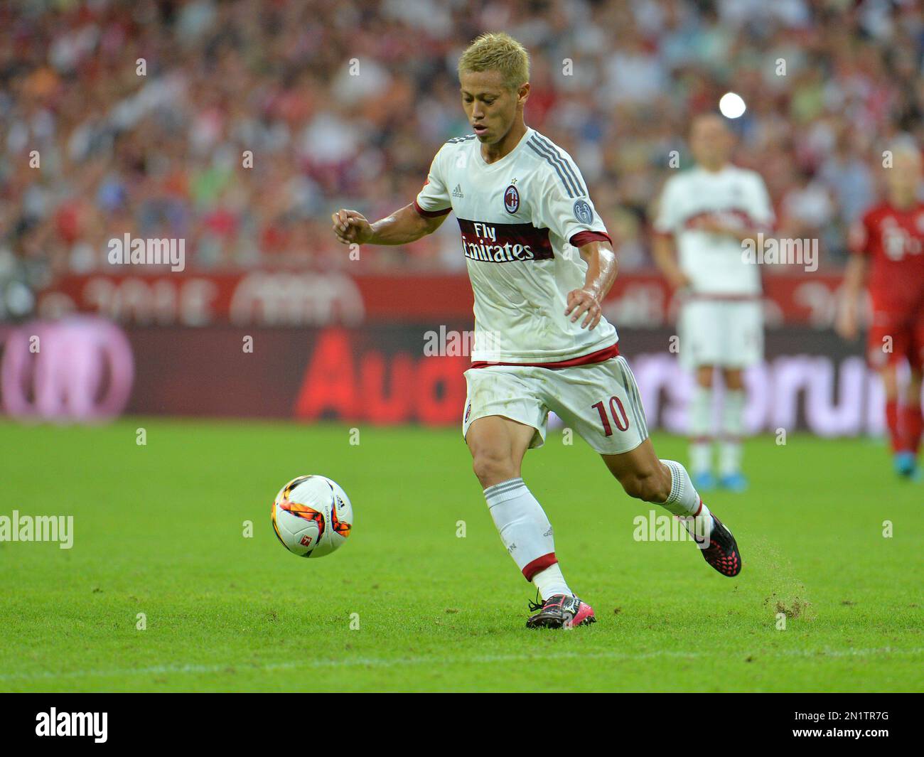 Milan's Keisuke Honda plays the ball during their friendly soccer match between FC Bayern and AC Milan, in the Allianz Arena stadium in Munich, southern Germany, Tuesday, Aug. 4, 2015. (AP Photo/Kerstin Joensson) Banque D'Images