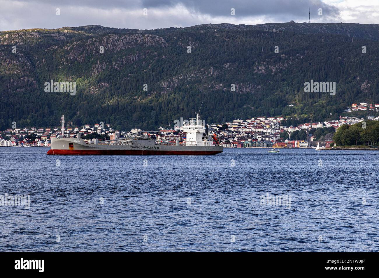 Transporteur de ciment Irlande à Byfjorden, au départ du port de Bergen, en Norvège. Banque D'Images