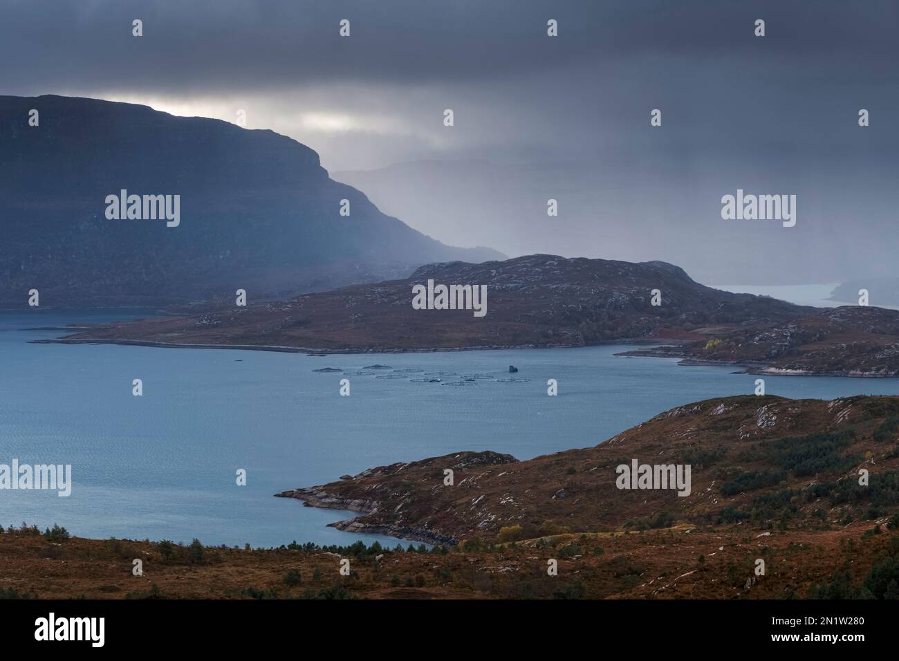 Stormlight sur Upper Loch Torridon, dans les Highlands du Nord-Ouest, en Écosse Banque D'Images