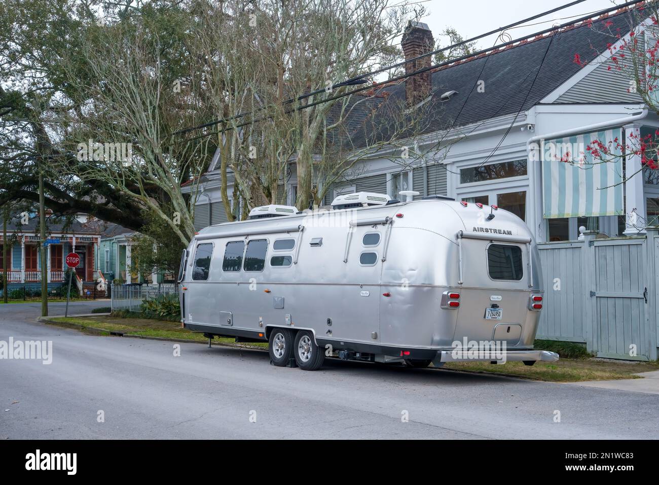 NEW ORLEANS, LA, États-Unis - 2 FÉVRIER 2023 : maison mobile Briller Airstream Flying Cloud garée sur Uptown Street Banque D'Images