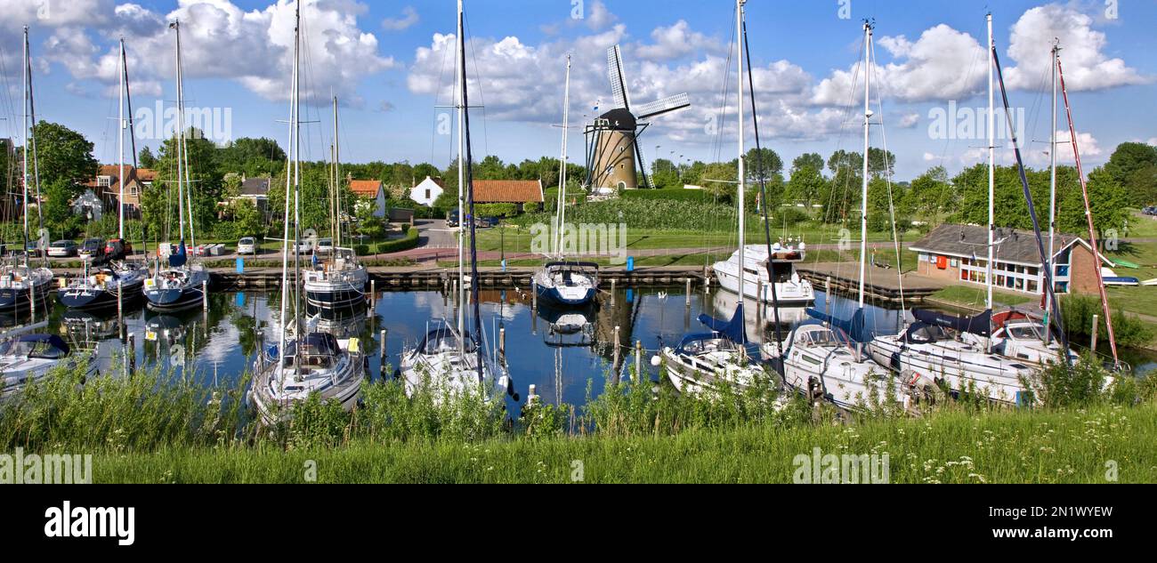 Moulin de Haan, moulin à maïs néerlandais et voiliers dans le port de Brouwershaven, Schouwen-Duiveland, Zeeland, pays-Bas Banque D'Images