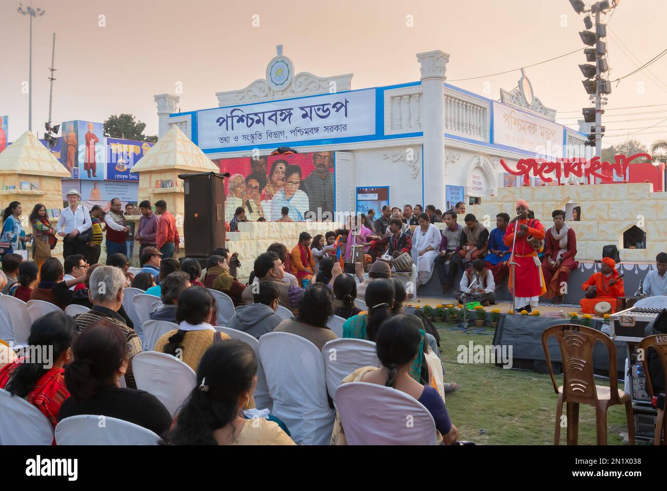 Kolkata, Bengale occidental, Inde - 2 février 2020 : les amateurs de livres écoutant la chanson de boul au West Bengal Stall, au salon de la librairie de Kolkata. La plus grande foire du livre. Banque D'Images