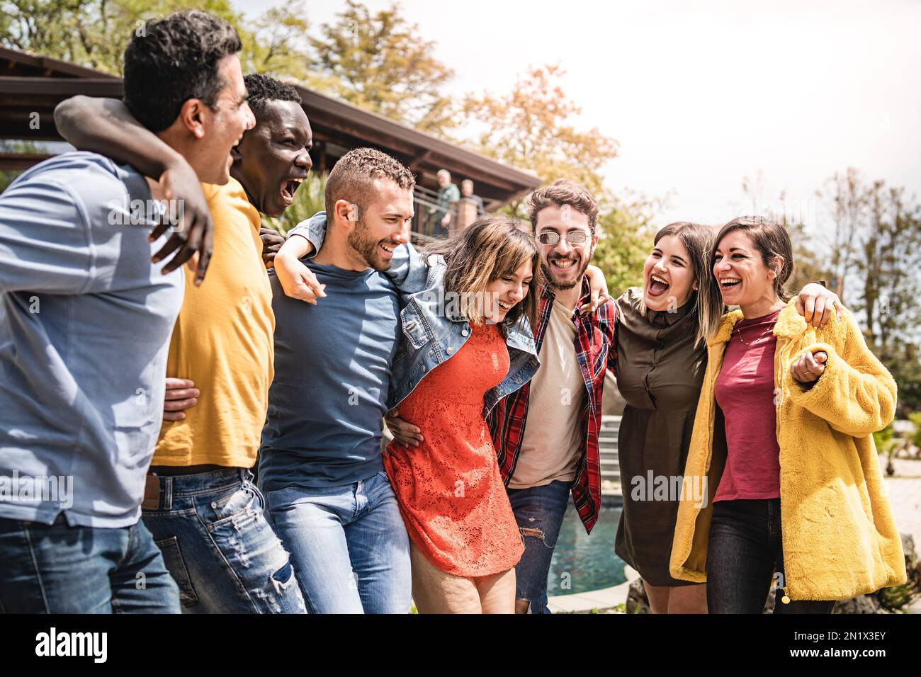 Heureux amis multiraciaux debout à l'extérieur - jeunes joyeux socialiser à l'extérieur - étudiants de l'université riant ensemble au pique-nique - Jeunesse cul Banque D'Images