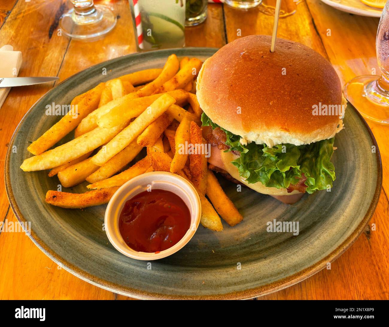 Gros plan du sandwich et des frites, un plat de ketchup et un mojito. Banque D'Images