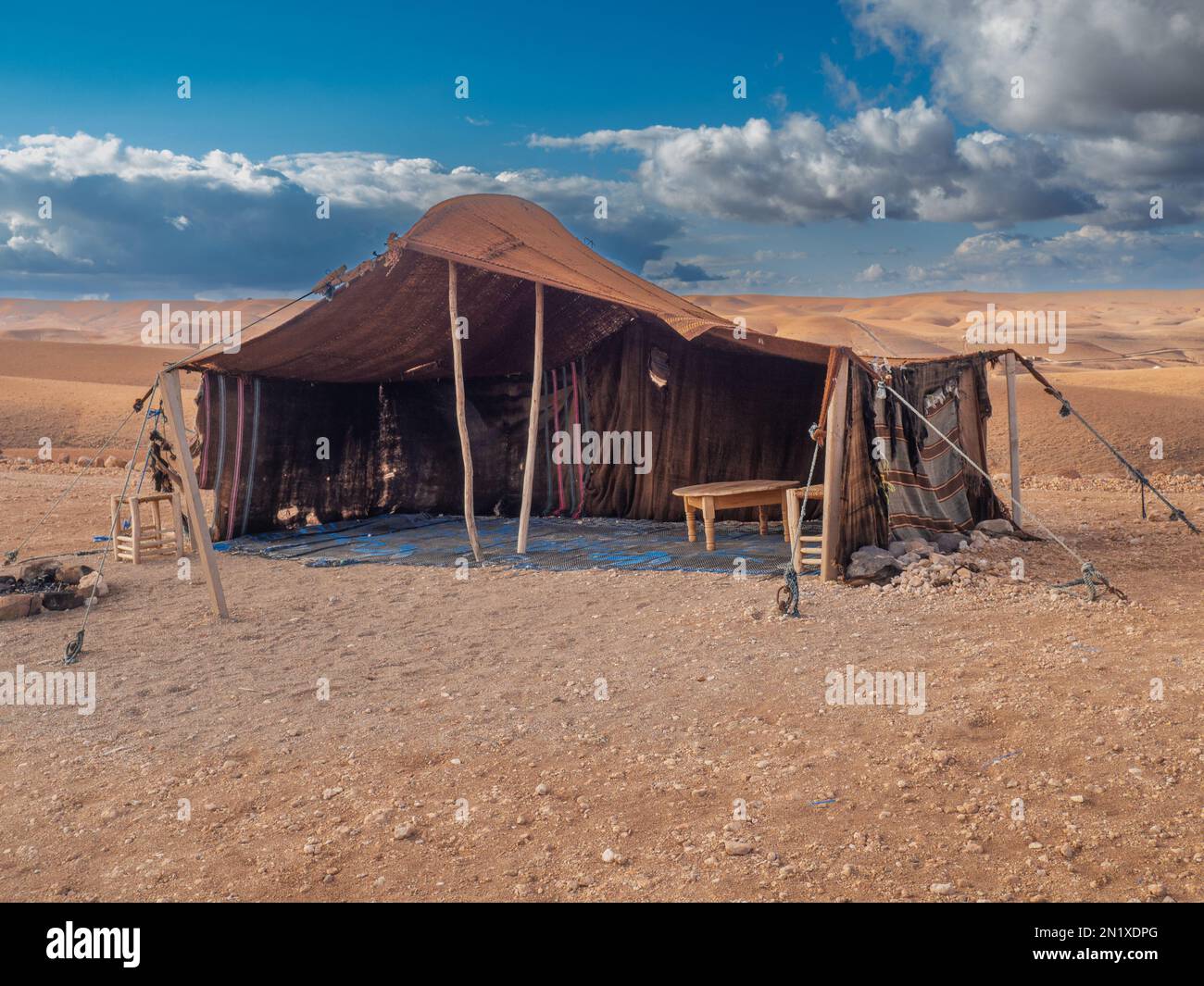 Ancienne tente berbère dans le désert d'Agafay à Marrakech Maroc Photo  Stock - Alamy