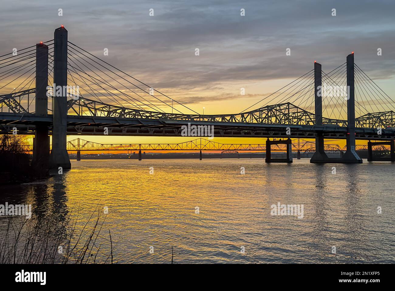 Pont John F. Kennedy et pont Abraham Lincoln traversant la rivière Ohio entre Louisville, Kentucky et Jeffersonville, Indiana, au coucher du soleil. Banque D'Images