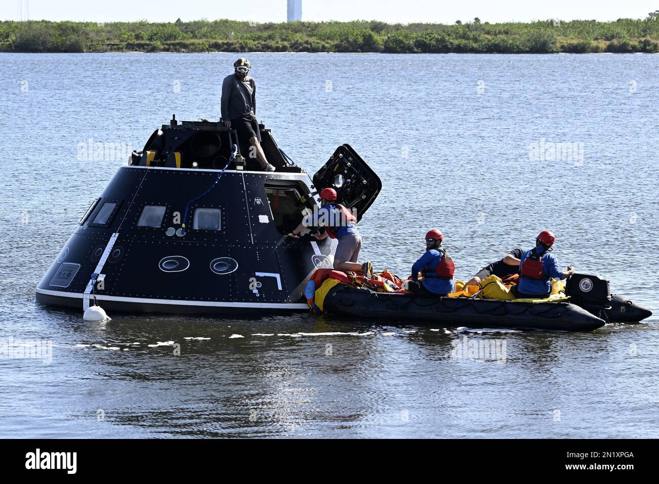 Les équipes de la NASA et du ministère de la Défense mènent une formation de récupération avec un article d'essai de l'engin spatial Orion dans le bassin tournant au Centre spatial Kennedy, en Floride, lundi, à 6 février 2023. Photo de Joe Marino/UPI crédit: UPI/Alay Live News Banque D'Images