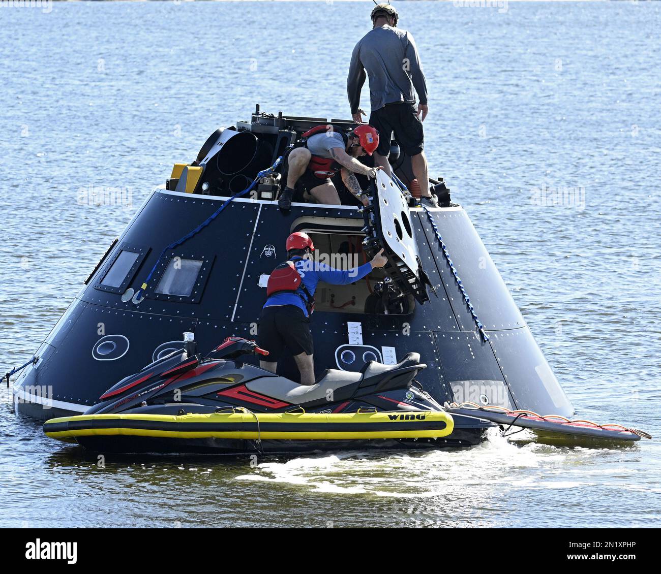 Les équipes de la NASA et du ministère de la Défense mènent une formation de récupération avec un article d'essai de l'engin spatial Orion dans le bassin tournant au Centre spatial Kennedy, en Floride, lundi, à 6 février 2023. Photo de Joe Marino/UPI crédit: UPI/Alay Live News Banque D'Images