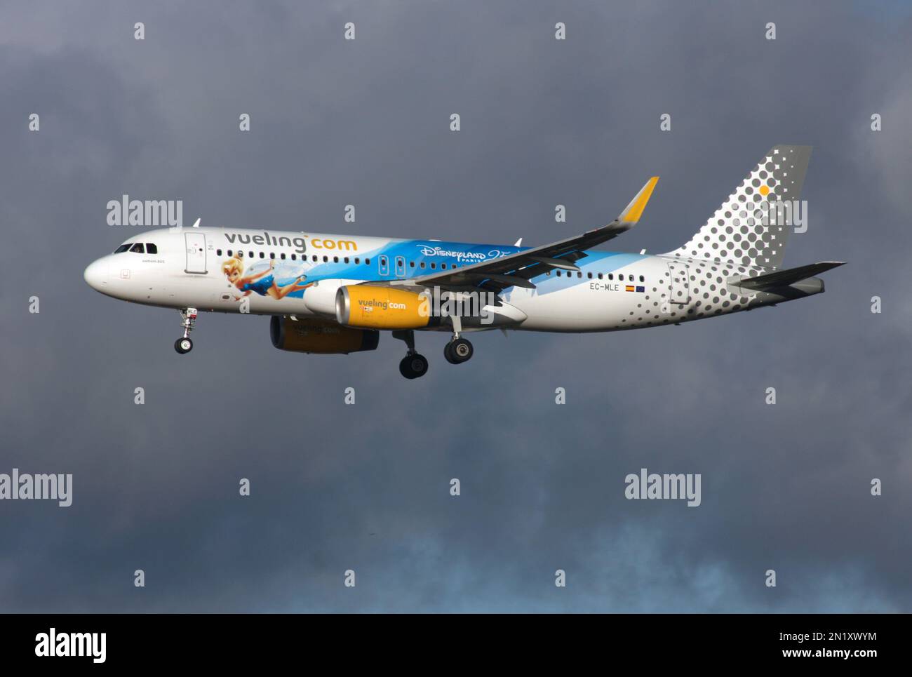 Un Airbus A320 de Vueling dans un programme spécial Disneyland Paris 25 ans arrivant à l'aéroport de Londres Gatwick Banque D'Images