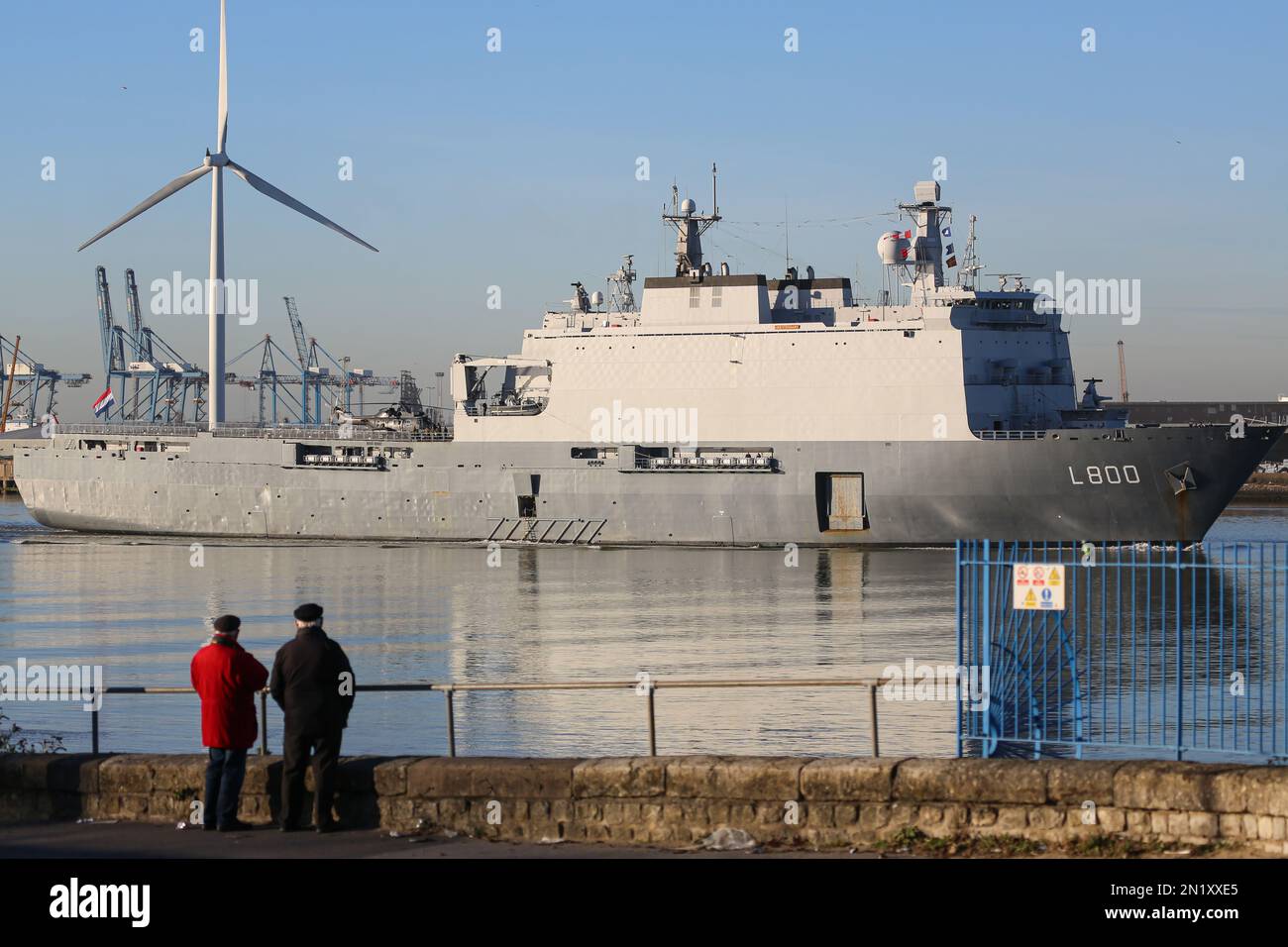 Northfleet, Royaume-Uni. 6th février 2023. Le navire de guerre hollandais HNLMS Rotterdam (L800) a photographié le long de la Tamise à Nortfleet, dans le Kent, après une longue visite de fin de semaine à Londres. Le navire de transport amphibie de 166 mètres de long a été mis en service dans la marine néerlandaise en 1998. Crédit : Rob Powell/Alay Live News. Banque D'Images