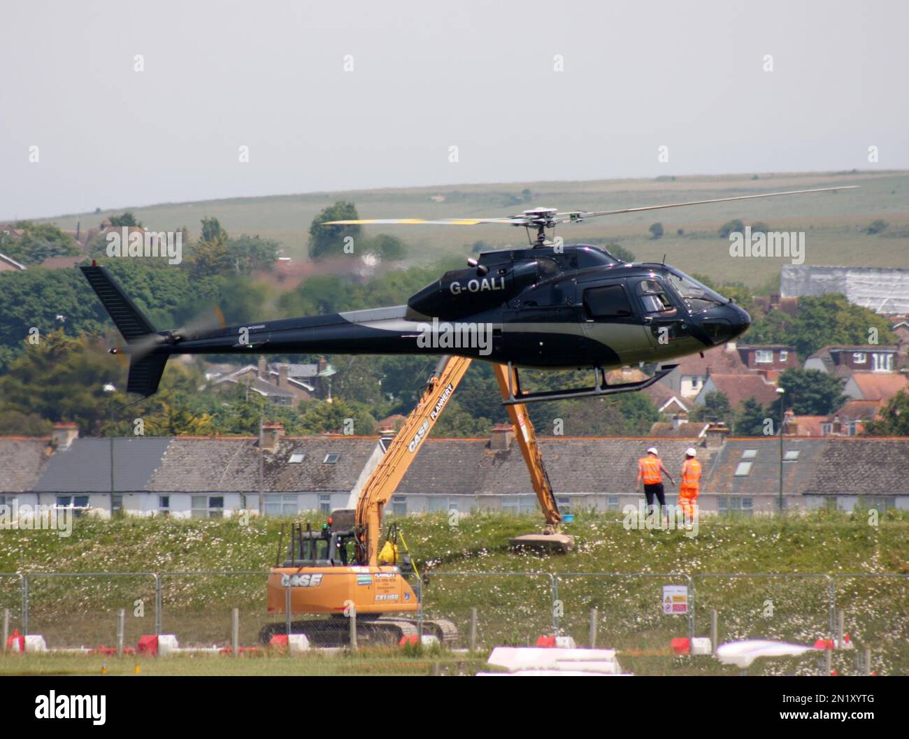 Un aéroport AS 355F1 Ecureuil suit la rivière à l'aéroport de Brighton City Banque D'Images