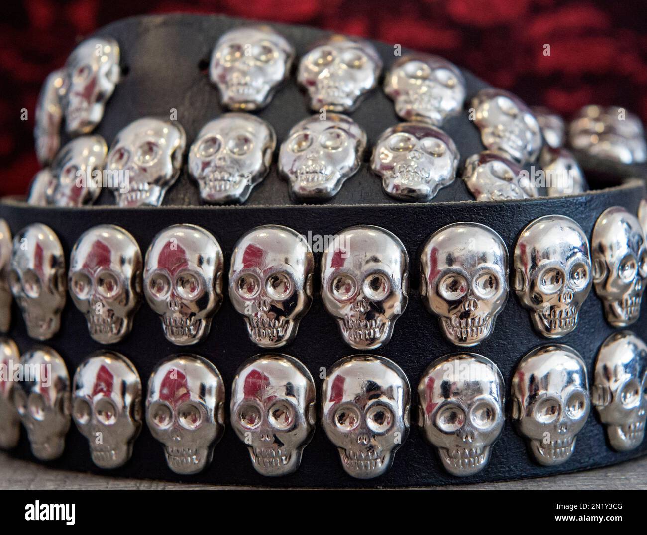 A belt with a skull motives is arranged in a showcase during the press preview at the exhibition 'Sepuchral Store' (Das Sepulkralkaufhaus–Buy now, die later!) in the museum for sepulchral culture in Kassel, Germany, Thursday, July 23, 2015. The exhibition that starts on July 25, 2015 and lasts until Nov. 8, 2015, shows how symbols for death found their way into fashion. (AP Photo/Jens Meyer) Banque D'Images