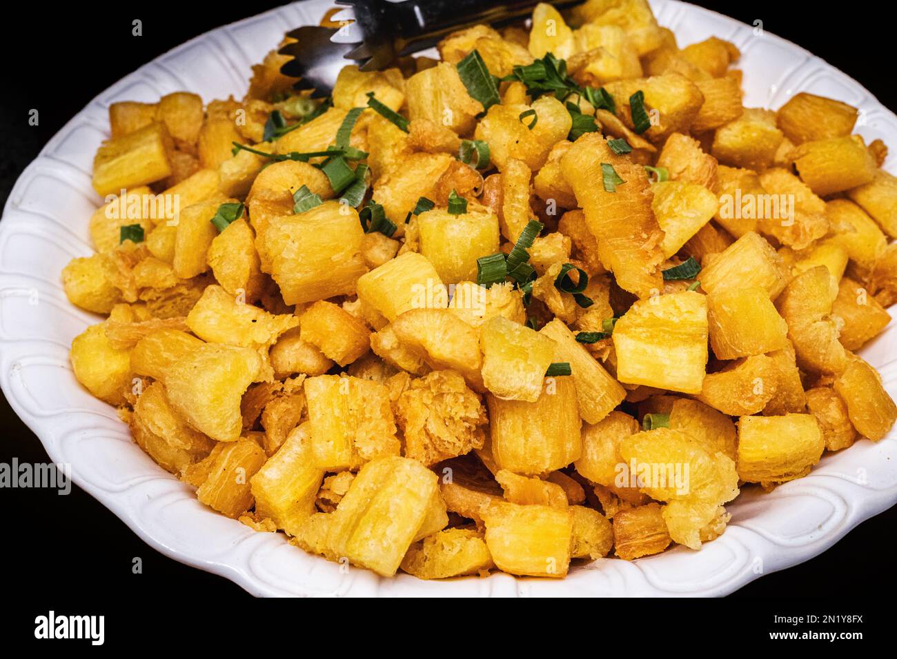 Frit manioc brésilien, cuisine traditionnelle du Brésil, dans un bol en argile artisanale, tradition brésilienne typique de Minas Gerais Banque D'Images