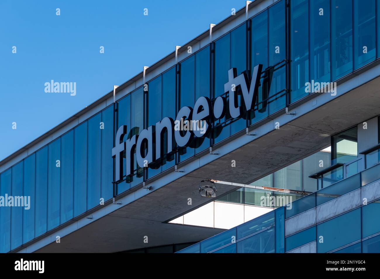 Signe 'France.tv' au siège de France télévisions, la société nationale de programmes qui gère les activités de télévision publique en France Banque D'Images