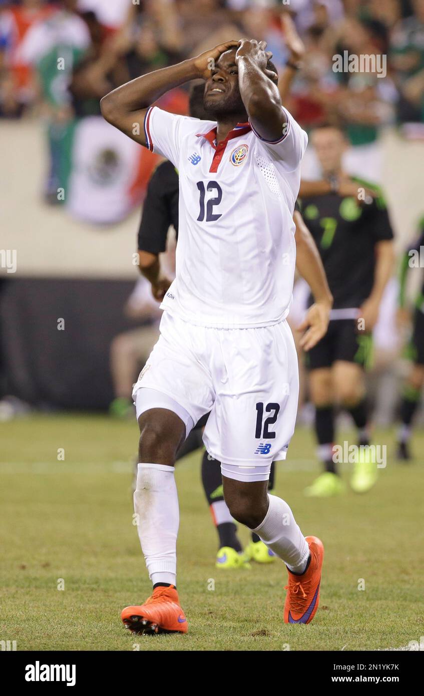 Costa Rica's Joel Campbell (12) reacts to a play during the overtime period of a CONCACAF Gold Cup soccer match against Mexico Sunday, July 19, 2015, at MetLife stadium in East Rutherford, N.J. Mexico won 1-0. (AP Photo/Seth Wenig) Banque D'Images