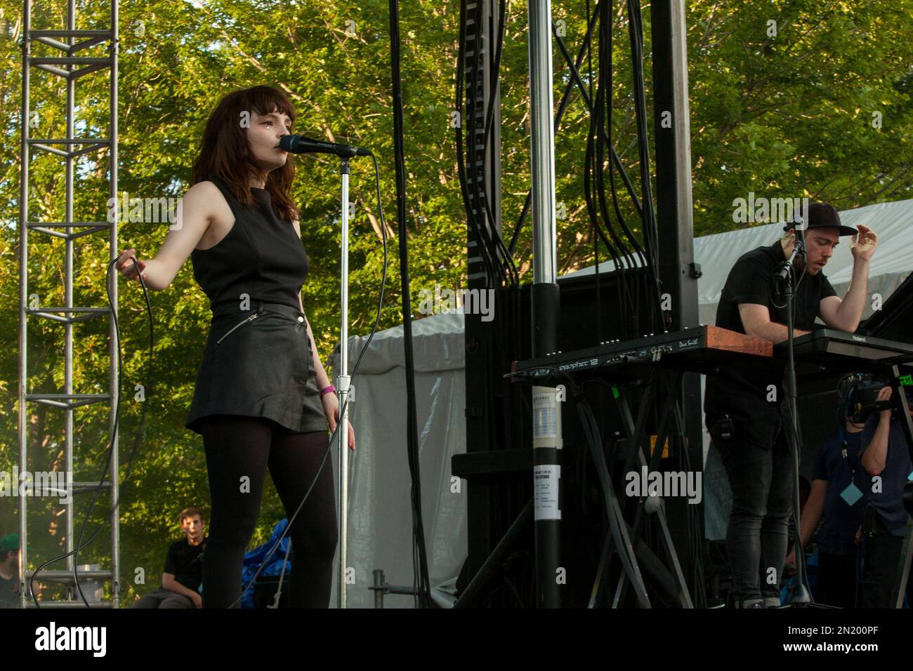 Lauren Mayberry and Martin Doherty of Chvrches seen at the 2015 Pitchfork Music Festival, on Friday, July 17, 2015 in Chicago. (Photo by Barry Brecheisen/Invision/AP) Banque D'Images