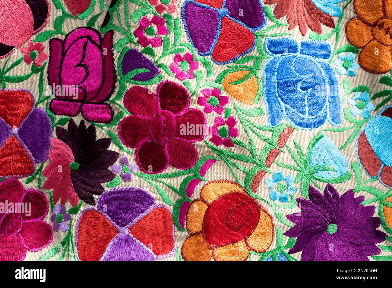 Tissu brodé à la main avec fleurs colorées de Chiapas, Mexique Banque D'Images