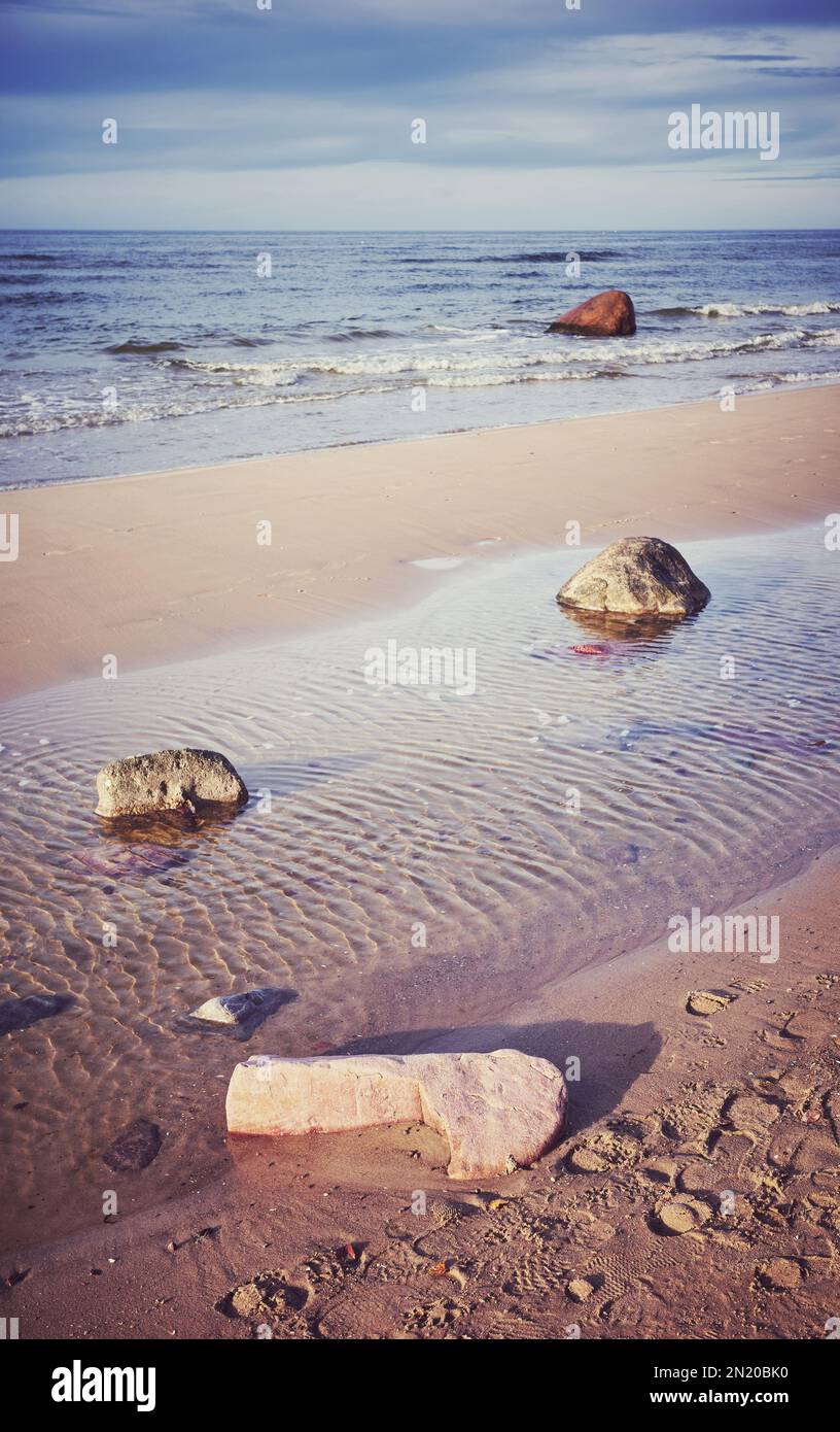 Plage de la mer Baltique au coucher du soleil, mise au point avant, couleurs appliquées, Miedzyzdroje, Pologne. Banque D'Images