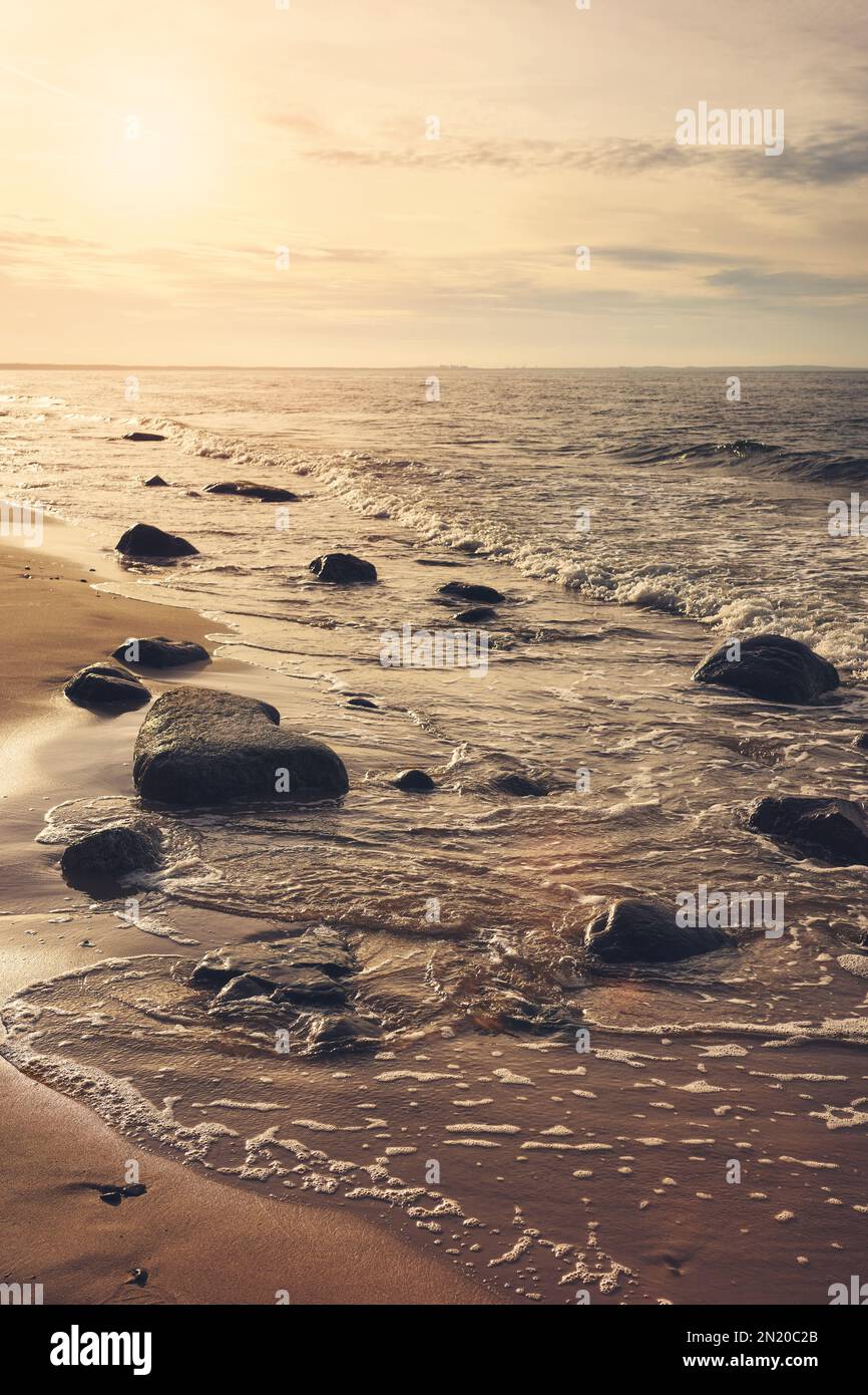 Plage de mer Baltique au coucher du soleil, couleurs appliquées, Pologne. Banque D'Images