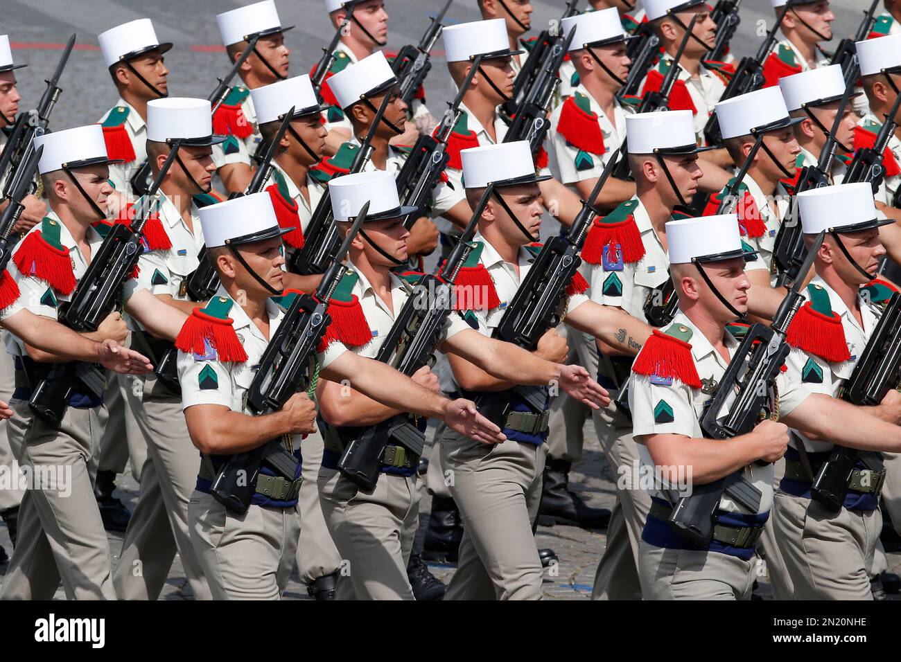 French Infrantry troops walk down the Champs-Elysees avenue during the Bastille Day parade Tuesday, July 14, 2015, in Paris, France. France is celebrating Bastille Day with a display of fighter jets and with anti-terrorist forces marching in the yearly parade in Paris for the first time as the country's leadership tries to show its muscle against extremists. (AP Photo/Michel Euler) Banque D'Images