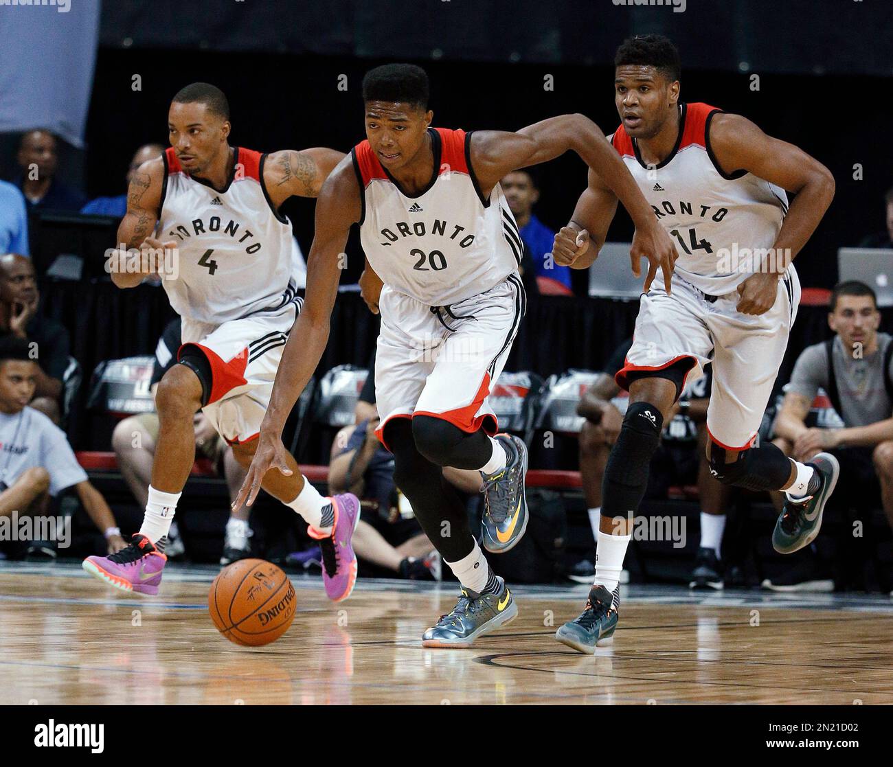 Toronto Raptors’ Bruno Caboclo, center, drives up the court with teammates Norman Powell, left, and Ronald Roberts during the first half of an NBA summer league basketball game against the Sacramento Kings on Friday, July 10, 2015, in Las Vegas. (AP Photo/John Locher) Banque D'Images