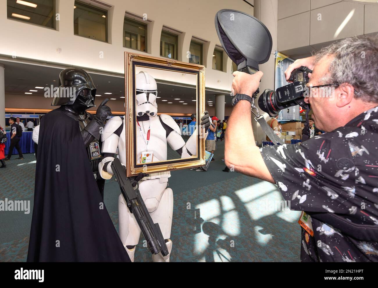 Fans dressed as Star Wars' Darth Vader and a Storm Trooper pose for a photographer on the first day of the 2015 Comic-Con International held at the San Diego Convention Center Thursday, July 9, 2015 in San Diego. The pop-culture event runs July 9-12. (Photo by Denis Poroy/Invision/AP) Banque D'Images