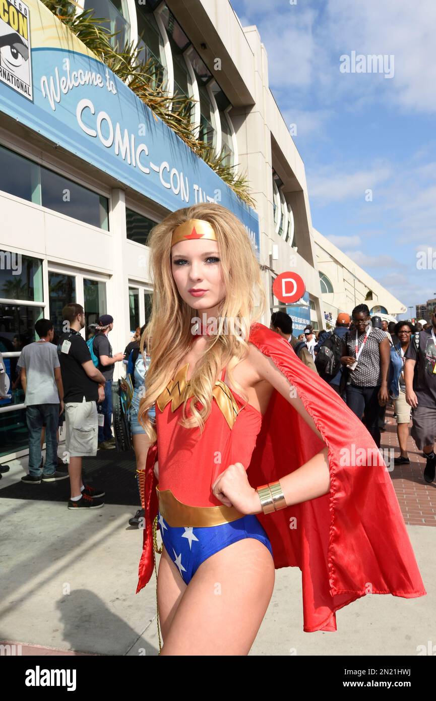 A fan dressed as Wonder Woman poses for photographers in front of the convention center on the first day of the 2015 Comic-Con International held at the San Diego Convention Center Thursday, July 9, 2015 in San Diego. The pop-culture event runs July 9-12. (Photo by Denis Poroy/Invision/AP) Banque D'Images
