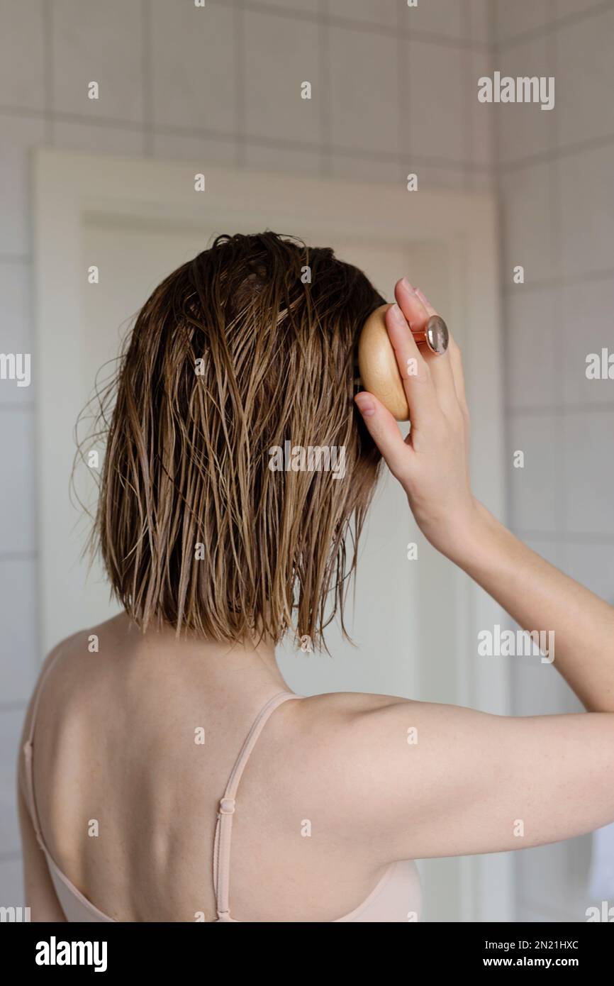 La femme fait un auto-massage de tête pour la croissance des cheveux. Banque D'Images
