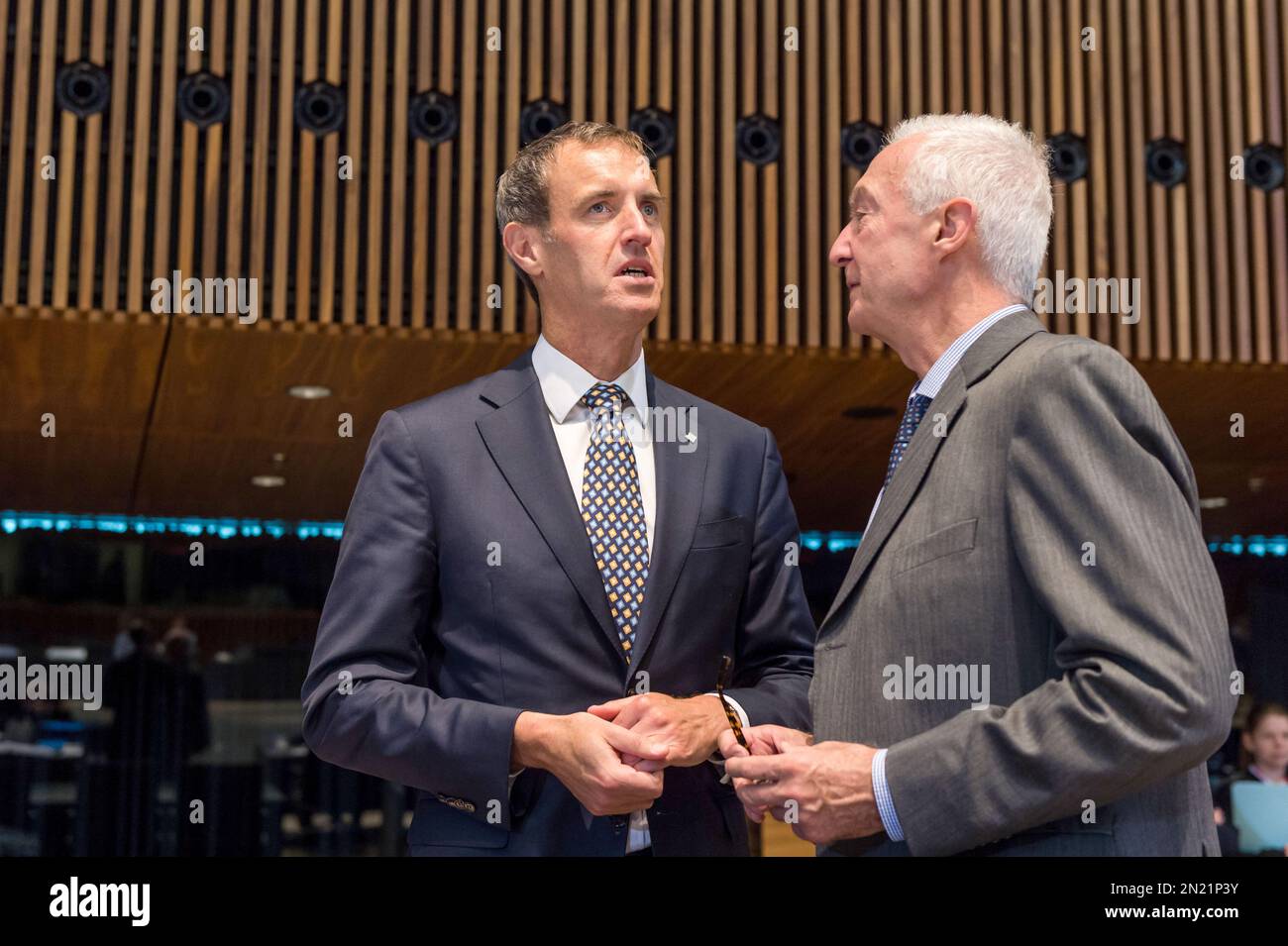 EU Counter-Terrorisme chief Gilles de Kerchove, right, talks with Europol Director Rob Wainwright during an informal meeting of EU Justice and Home Affairs ministers in Luxembourg on Thursday, July 9, 2015. EU ministers meet today and Friday to discuss the immigration policy. (AP Photo/Geert Vanden Wijngaert) Banque D'Images