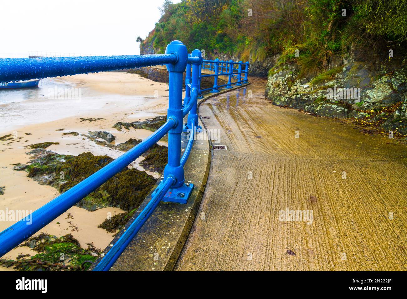 Mains courantes bleues menant à une plage. Abersoch, Llanengan, Gwynedd, pays de Galles, Royaume-Uni Banque D'Images