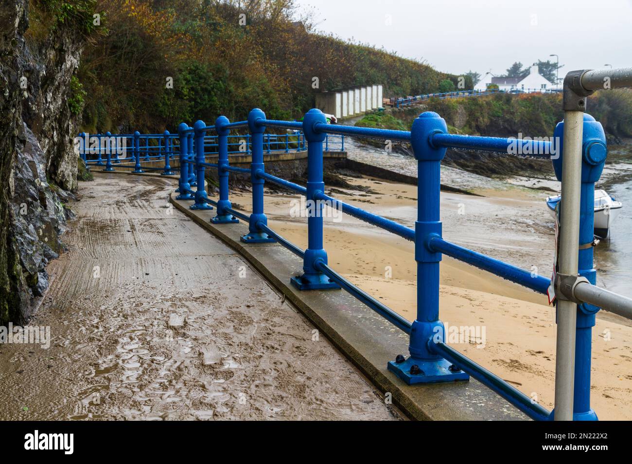 Mains courantes bleues menant d'une plage. Abersoch, Llanengan, Gwynedd, pays de Galles, Royaume-Uni Banque D'Images
