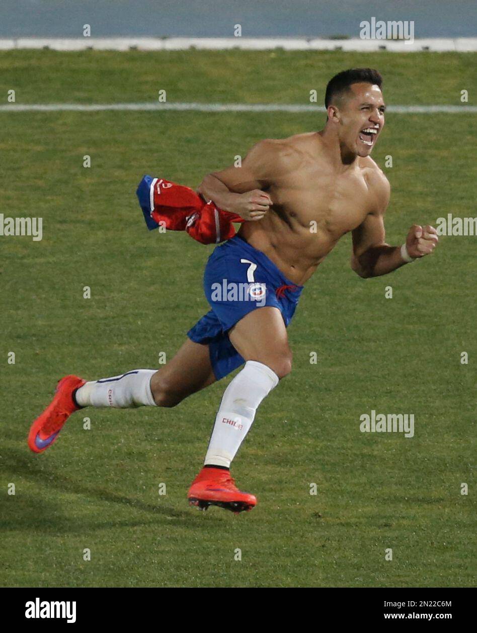 Chile's Alexis Sanchez celebrates after scores the winning penalty kick against Argentina during the Copa America final soccer match at the National Stadium in Santiago, Chile, Saturday, July 4, 2015. (AP Photo/Silvia Izquierdo) Banque D'Images