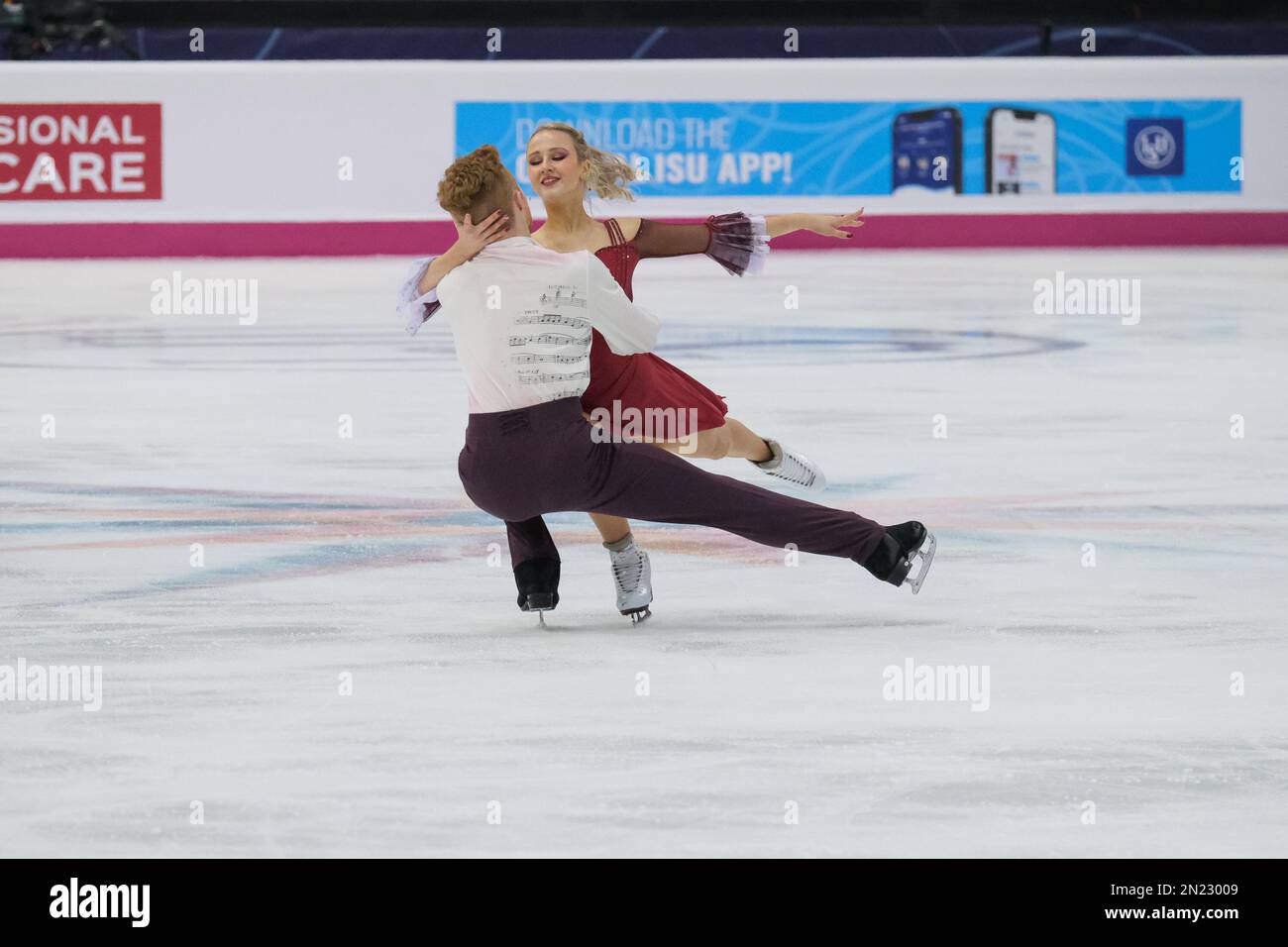 Nadiia Bashynska et Peter Beaumont (CAN) se déroulent lors de la Junior Ice Dance - Free Dance du Grand Prix de patinage artistique de l'UIP finale de Turin à Palavela. Banque D'Images
