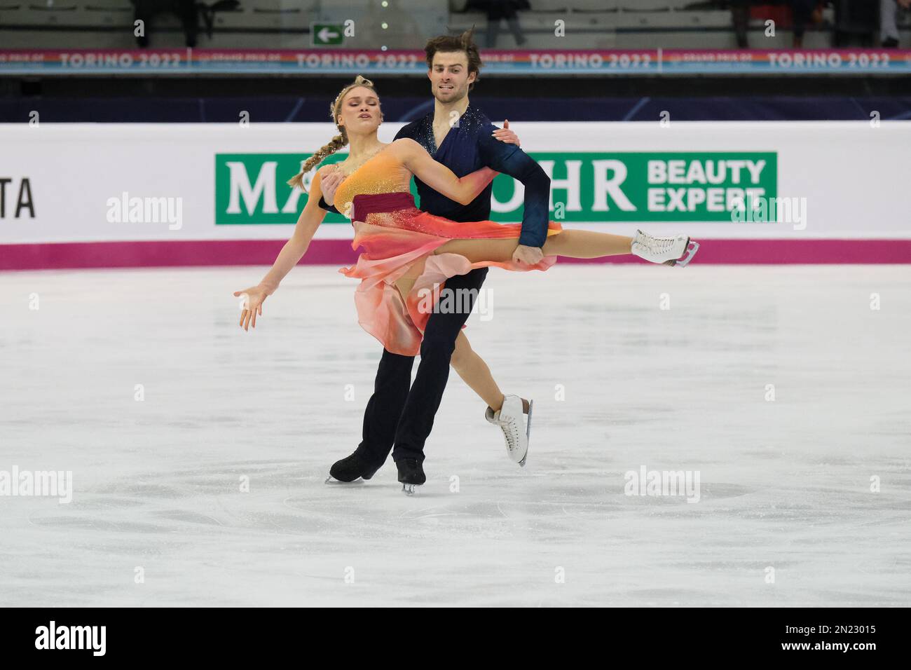 Phebe Bekker et James Hernandez (GBR) se déroulent pendant la Junior Ice Dance - Free Dance of the ISU Grand Prix of Figure Skating final Turin à Palavela. Banque D'Images