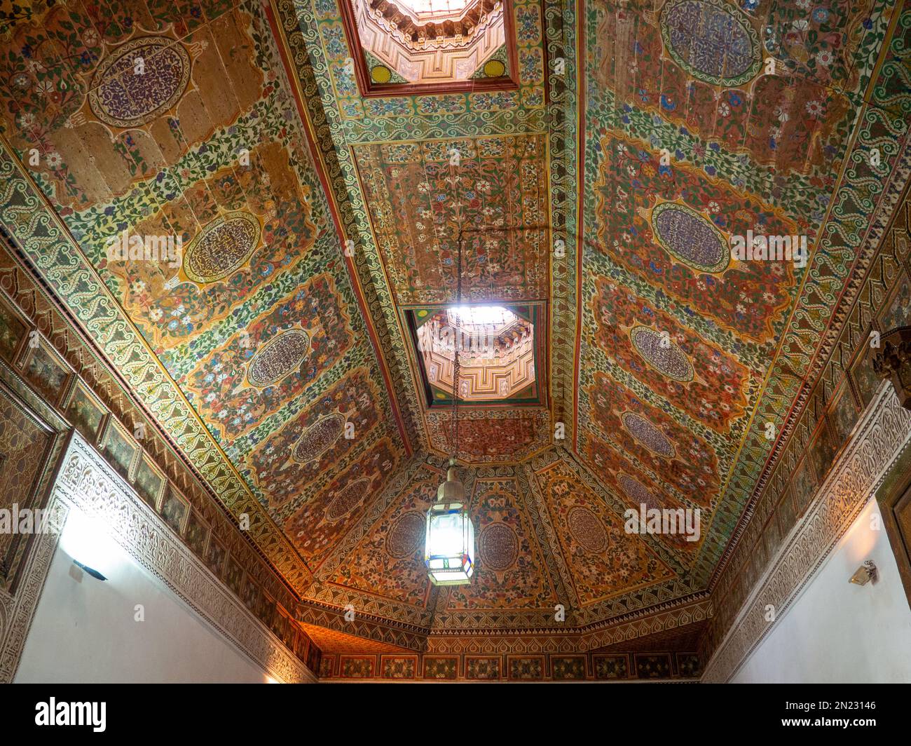 Chambre au plafond détaillé à l'intérieur du Palais de la Baie de Marrakech au Maroc Banque D'Images