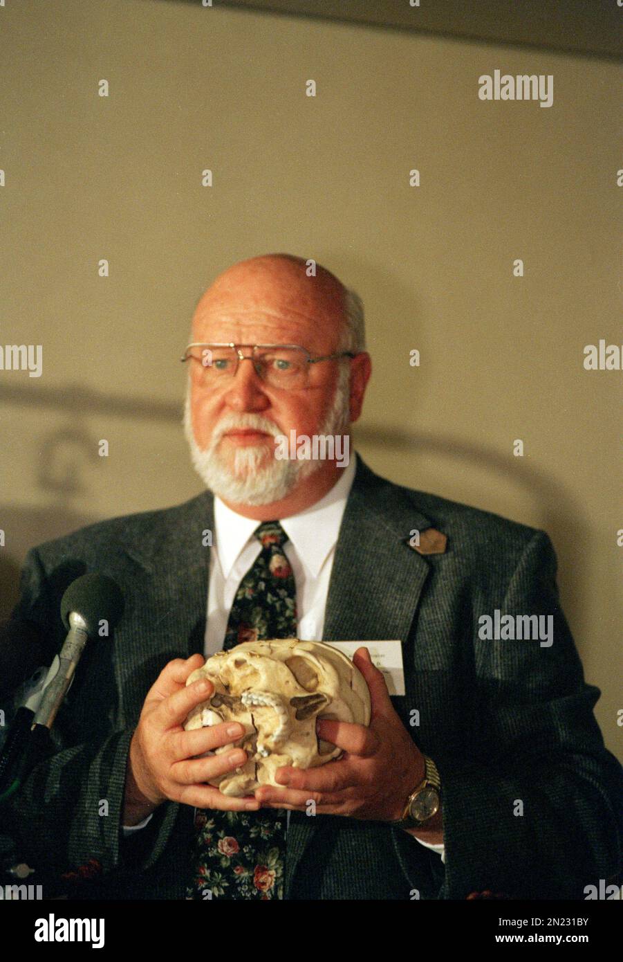 Holding a plaster cast of the skull of Frank Olson, John Levisky, chairman, Behavioral Science Department, York, Penn., College, meets reporters in Washington, Nov. 28, 1994, to discuss results of a forensic probe into the death of Olson. The death of Olson, a germ warfare researcher, was ruled a suicide after he fell from a New York City hotel in 1953. Researchers said Monday that they cannot tell if he was murdered or if it was suicide. (AP Photo/Charles Tasnadi) Banque D'Images